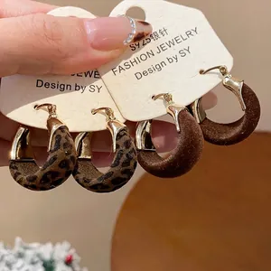Orecchini a cerchio floccati a forma di U per autunno inverno in stile leopardato e marrone