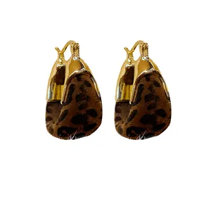 Eleganti orecchini a cerchio a U dorati con texture floccata stampa leopardata