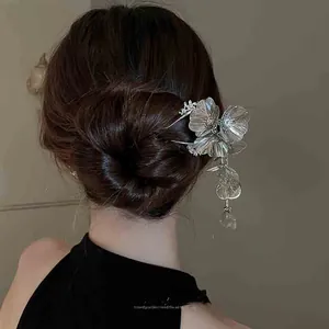 Vue détaillée d'une élégante épingle à cheveux vintage en argent avec des pompons