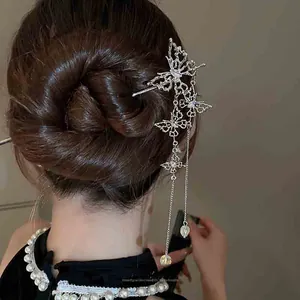 Vue détaillée d'une épingle à cheveux papillon avec gland portée dans un chignon élégant