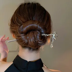 Élégant pic à cheveux à pompon fleur argentée dans un chignon chinois traditionnel