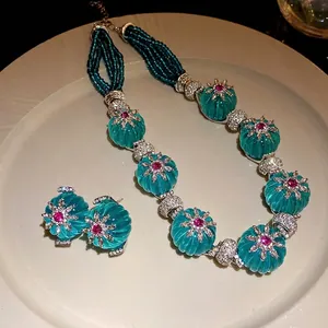 Set di Gioielli Vintage in Resina con Fiori e Strass Collana Retro in Lega e Orecchini per Donna Gioielli Eleganti di Lusso