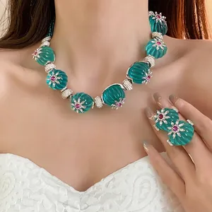 Set vintage collana e anello in resina verde intagliata con strass e pietre preziose
