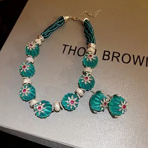Set vintage collana e orecchini con fiori in resina verde smeraldo e strass