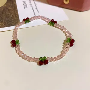 Süßes rosa Kristallperlenarmband mit roten Kirschanhängern für Damen handgefertigt