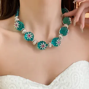 Collana vintage in resina turchese con fiori di strass per gioielli eleganti