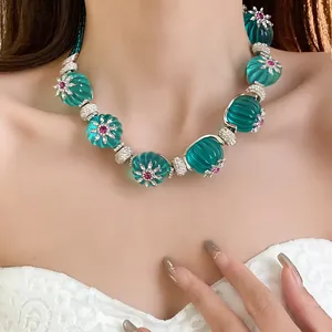 Vista dettagliata di una collana vintage in resina turchese con accenti di strass.