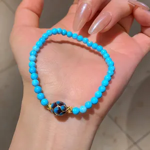 Elegante bracciale di perle blu con un ciondolo a forma di fiore in vetro colorato unico