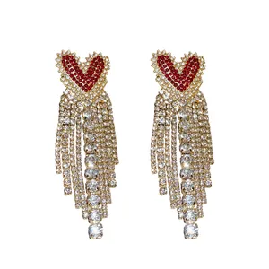 Eleganti orecchini a cuore con nappe in zircone e strass rossi finitura dorata