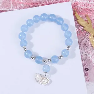 Elegante bracciale di perline azzurre con un delicato ciondolo a conchiglia e perla