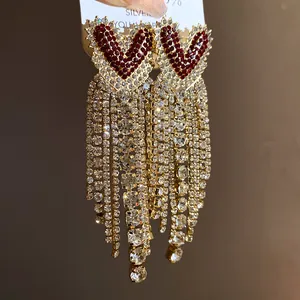 Macro di orecchini a nappa a forma di cuore con strass rossi e trasparenti di lusso