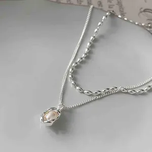 Collana a doppio strato in stile francese con perla barocca e catena a grani argento.