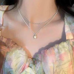 Elegante collana a due strati in argento con pendente in perla barocca e catena a sfere