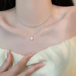 Collana a due strati con perla barocca e girocollo di perline argentate in stile francese chic