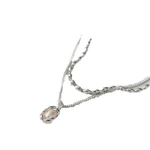 Elegante collana a doppio strato con perla barocca e catena a chicchi in stile francese