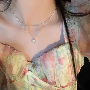 Dettaglio ravvicinato di una collana a doppio strato in argento con perla barocca