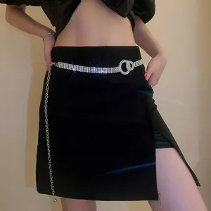 Elegante catena per il corpo con strass argentati per donna e nappe lunghe lucenti.