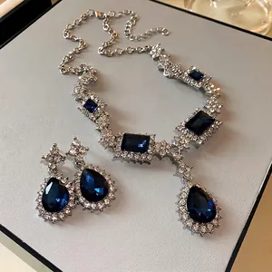 Élégante parure collier et boucles d'oreilles en cristal bleu avec pendentif goutte