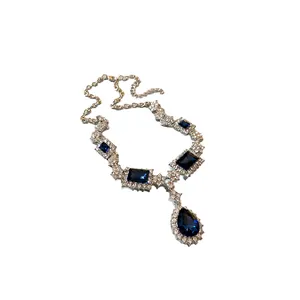 Élégant collier argenté avec pierres bleues carrées et en forme de goutte d'eau