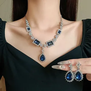 Vue détaillée de l'ensemble élégant avec collier en cristal bleu et boucles d'oreilles