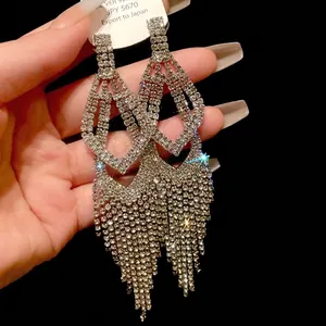 Elegante zilverkleurige lange kwastjes oorbellen met fonkelende steentjes voor dames