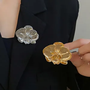 Vintage Alloy Orchid Flower Brooch For Women Gold Silver Electroplated Hammered Texture Fashion Pin For Suit Wedding Jewelry Accessories