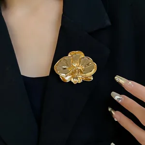 Elegant vintage golden orchid flower brooch pin for women's blazer suit decoration