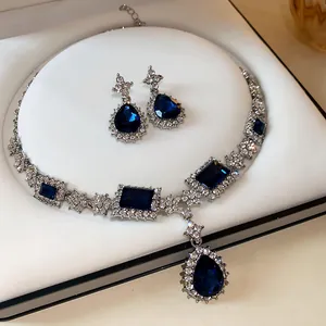 Vue détaillée d'une parure de bijoux raffinée avec pierres bleues et strass, collier et boucles