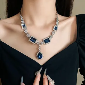 Vue détaillée d'un collier de luxe avec cristaux bleus en forme de carré et de goutte d'eau