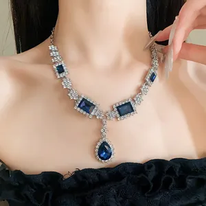 Vue rapprochée d'un collier élégant à pendentif goutte bleue et strass carrés sur un mannequin