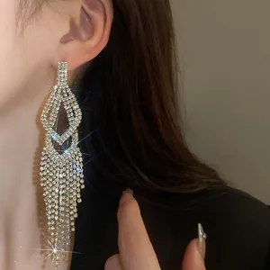 Detailopname van schitterende lange kwastoorbellen met verfijnde strass-accenten.