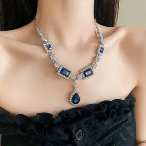 Collier de luxe exquis argenté avec pierres précieuses bleues carrées et en forme de goutte