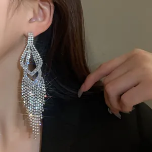 Glinsterende zilveren kwastoorbellen met kristallen strass voor een luxe uitstraling