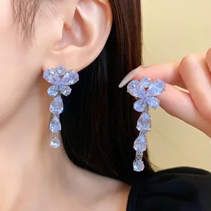 Eleganti orecchini a goccia con fiori in zirconia per abiti da sera e occasioni speciali