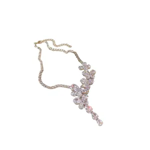 Elegante collana con farfalla e fiore in zirconi e ciondolo a goccia per abiti di lusso