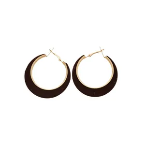 Elegant gold-toned hoop earrings with brown flocking for a chic autumn/winter look.