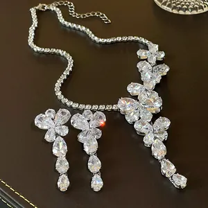 Elegante set collana e orecchini a farfalla color argento con zirconi a goccia
