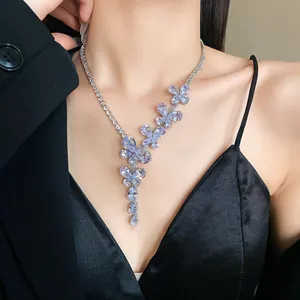 Elegante collana a farfalla con zirconi e pendente in cristallo a goccia raffinato.