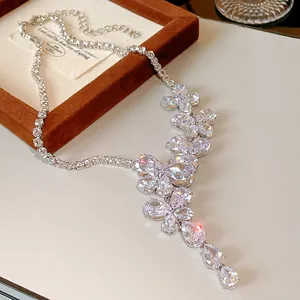 Primo piano di un'elegante collana in zircone con motivi a farfalla e fiori.