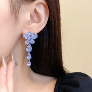 Eleganti orecchini a farfalla in argento con zirconi scintillanti a forma di goccia