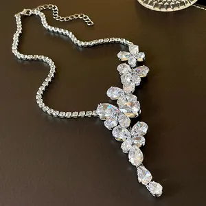 Elegante collana a farfalla in zirconi a goccia con brillanti dettagli floreali su cuoio.