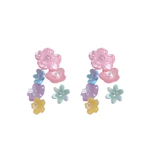 Elegantes pendientes de flores de resina de colores con agujas de plata S925