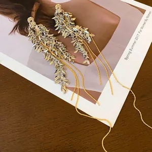 Detailansicht eleganter Silberblatt-Ohrringe mit langen goldenen Quastenketten Schmuck