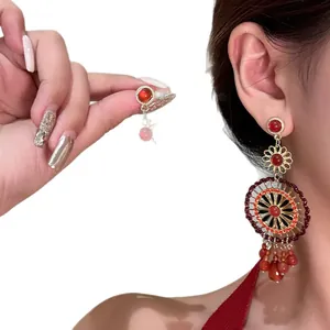 Boucles d'oreilles ethniques vintage avec perles rouges et motif floral évidé élégant