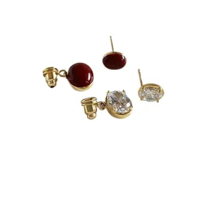 Eleganti orecchini a lobo placcati oro con pietre bordeaux e zirconi cubici trasparenti