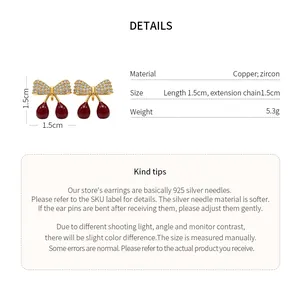 Vue détaillée des boucles d'oreilles nœud cerise avec zircon et spécifications