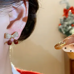 Gros plan d'élégantes boucles d'oreilles cerise avec cristaux de zircone scintillants