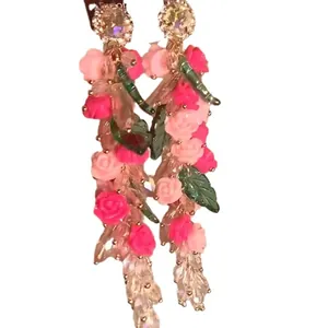Elegantes pendientes de borla floral con rosas de resina y brillantes cristales