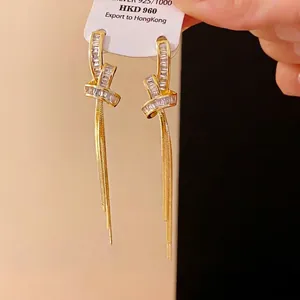 Orecchini a perno con nodo in zircone placcato oro di alta qualità con ago in argento S925