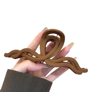 Grande molletta per capelli opaca marrone Maillard ondulata per acconciature eleganti